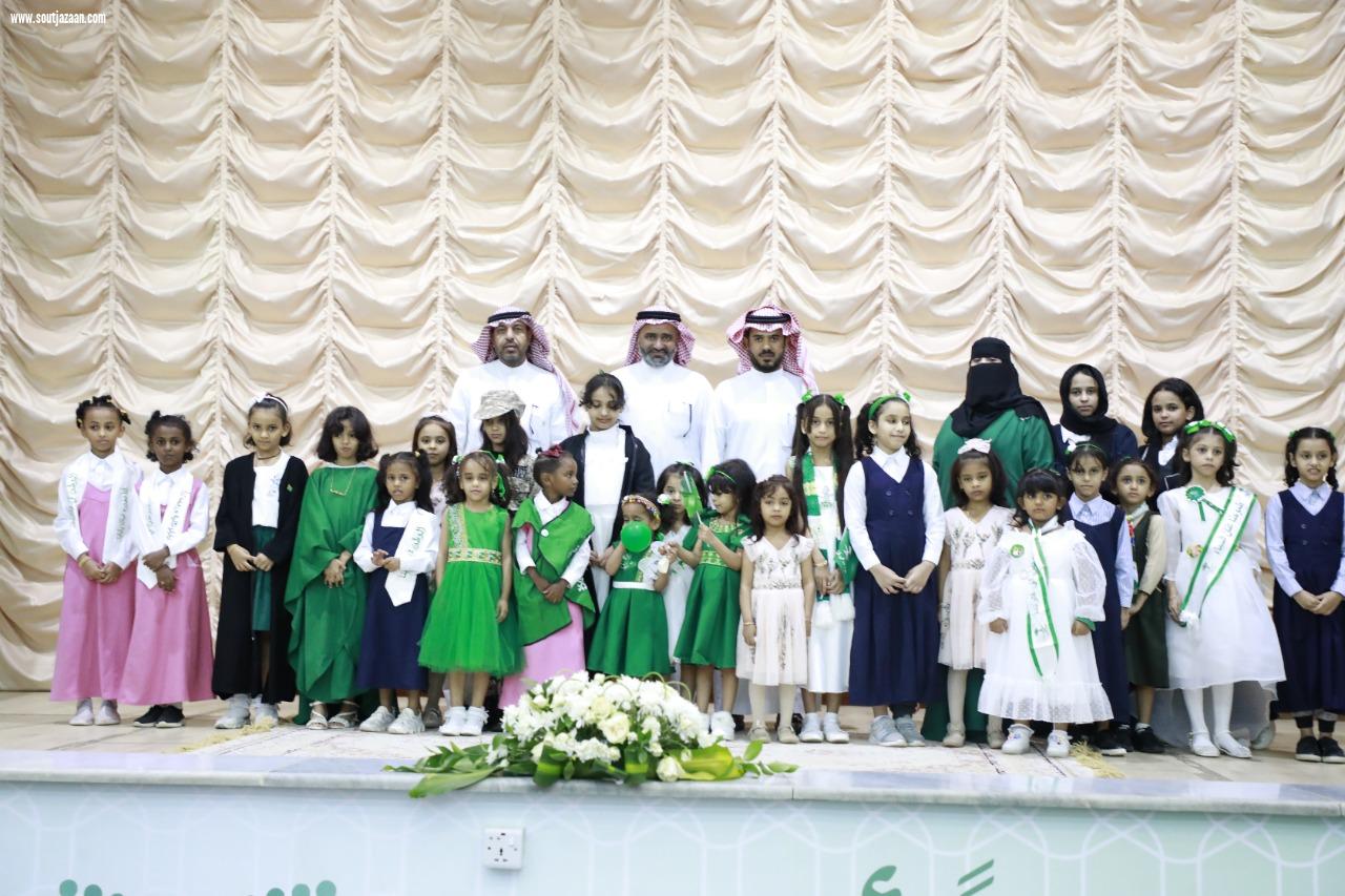 بهدف إدخال البهجة إلى قلوبهم ومشاركتهم أيام الوطن الخالدة | مدير عام تعليم جازان المكلف يكرم أبناء وبنات شهداء الواجب والمتوفين من منسوبي التعليم المتوفين في احتفالات اليوم الوطني الـ92