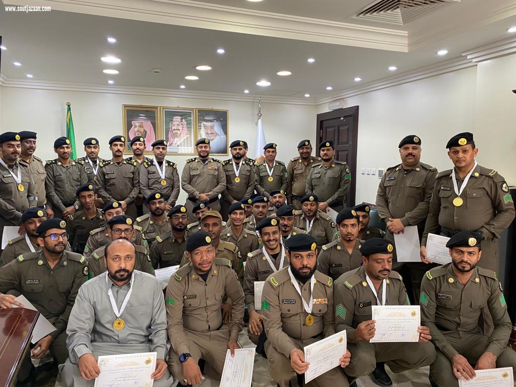 مديرشرطة صامطة يكرم عددا من منسوبي الشرطة المتميزين في اداءعملهم