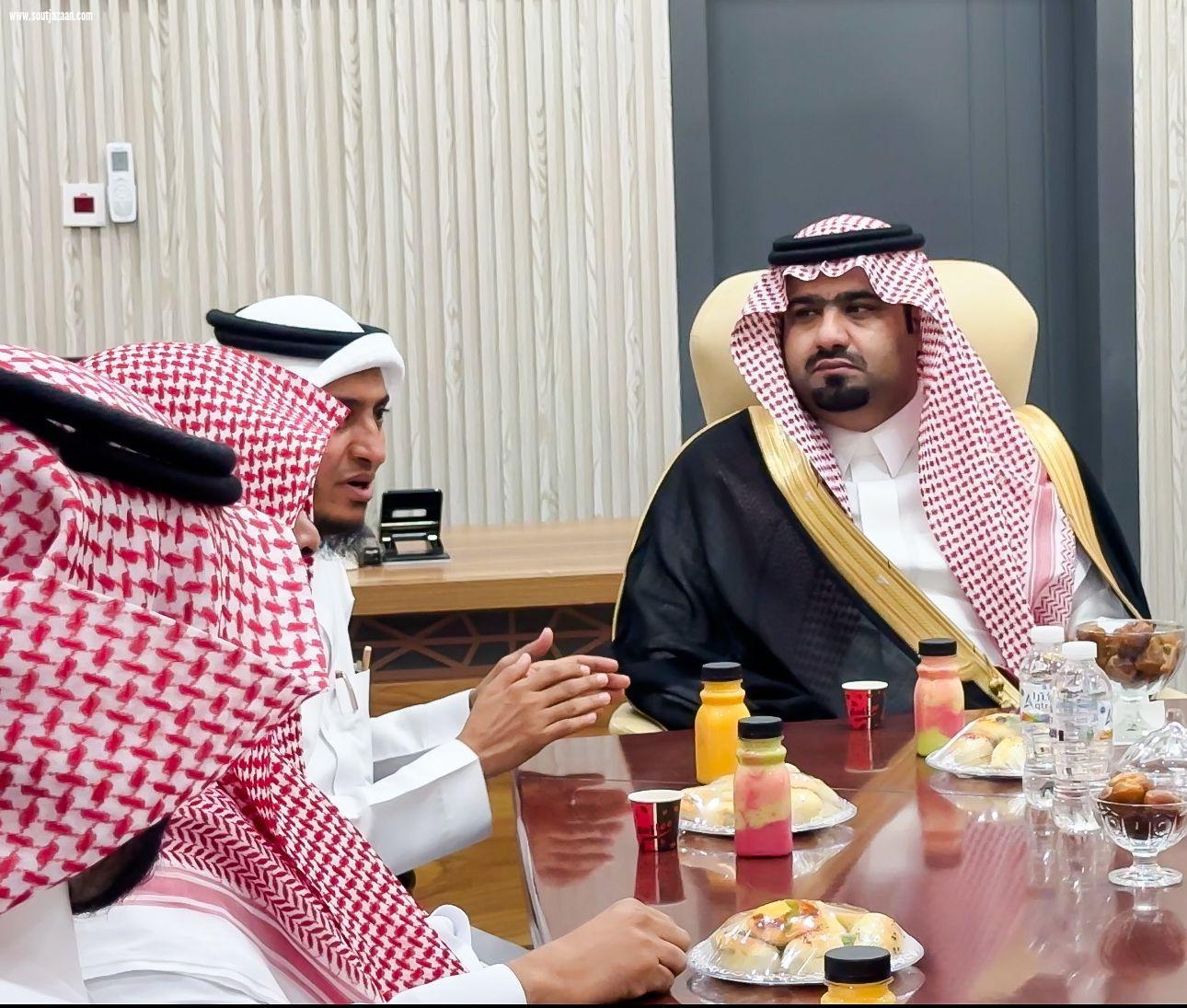 محافظ بيش يفتتح مبنى بر بيش