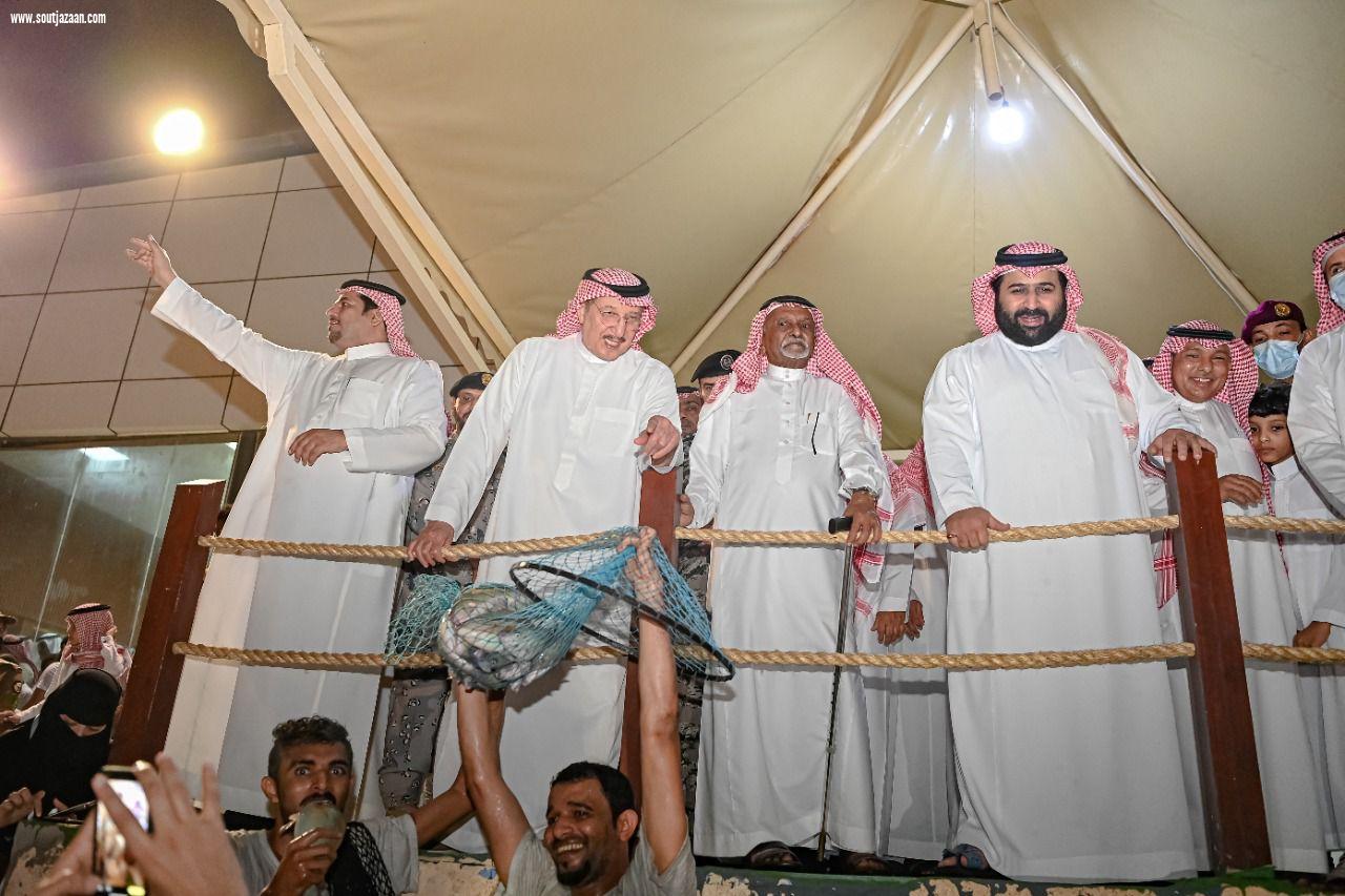 سمو أمير منطقة جازان يشارك بحضور سمو نائبه أهالي فرسان صيد سمك الحريد