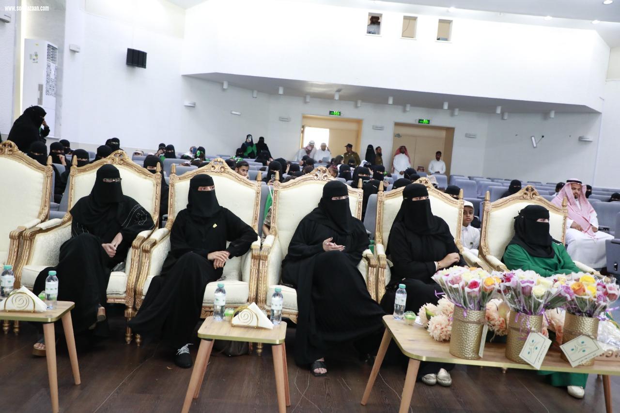 بهدف إدخال البهجة إلى قلوبهم ومشاركتهم أيام الوطن الخالدة | مدير عام تعليم جازان المكلف يكرم أبناء وبنات شهداء الواجب والمتوفين من منسوبي التعليم المتوفين في احتفالات اليوم الوطني الـ92