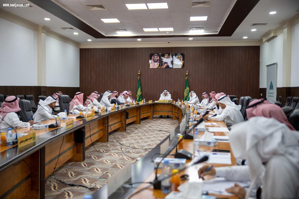 محافظ بيش يرأس اجتماع المجلس المحلي  ويستقبل أمين مجلس المنطقة والرئيس التنفيذي لمدينة جازان للصناعات 