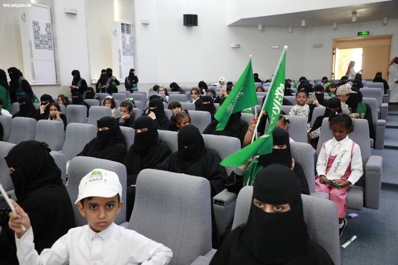 بهدف إدخال البهجة إلى قلوبهم ومشاركتهم أيام الوطن الخالدة | مدير عام تعليم جازان المكلف يكرم أبناء وبنات شهداء الواجب والمتوفين من منسوبي التعليم المتوفين في احتفالات اليوم الوطني الـ92