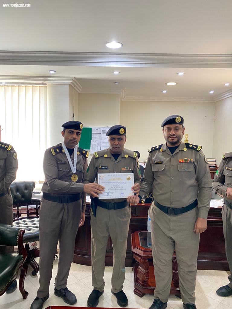 مديرشرطة صامطة يكرم عددا من منسوبي الشرطة المتميزين في اداءعملهم