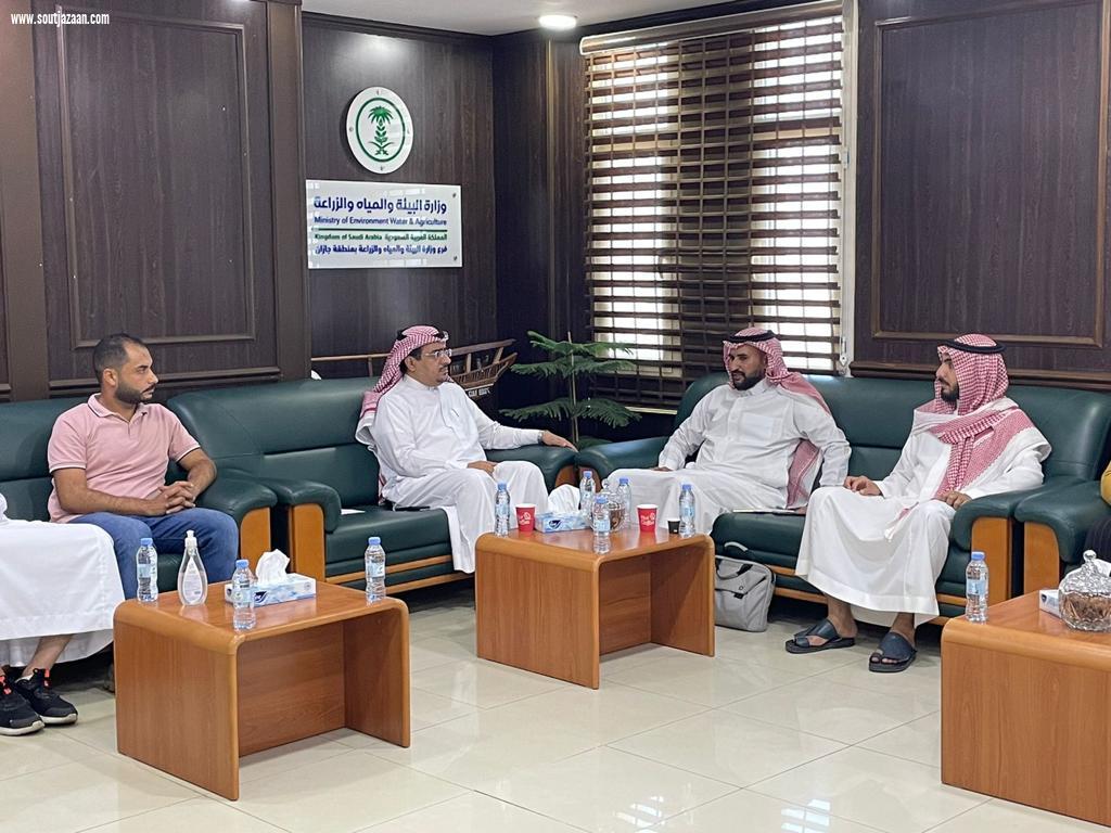آل عطيف يجتمع مع مدير المشاريع الزراعيه بمجلس الجمعيات التعاونيه 