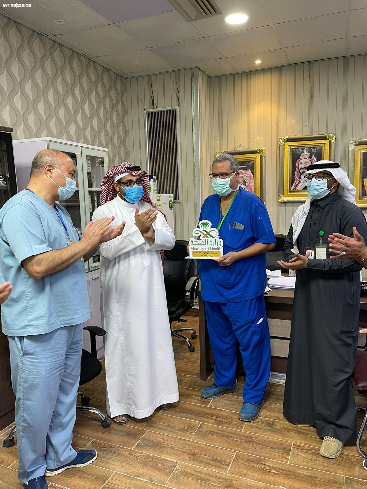 مدير مستشفى صامطة الدكتور الاحمري يكرم رؤوساءالاقسام المتميزة