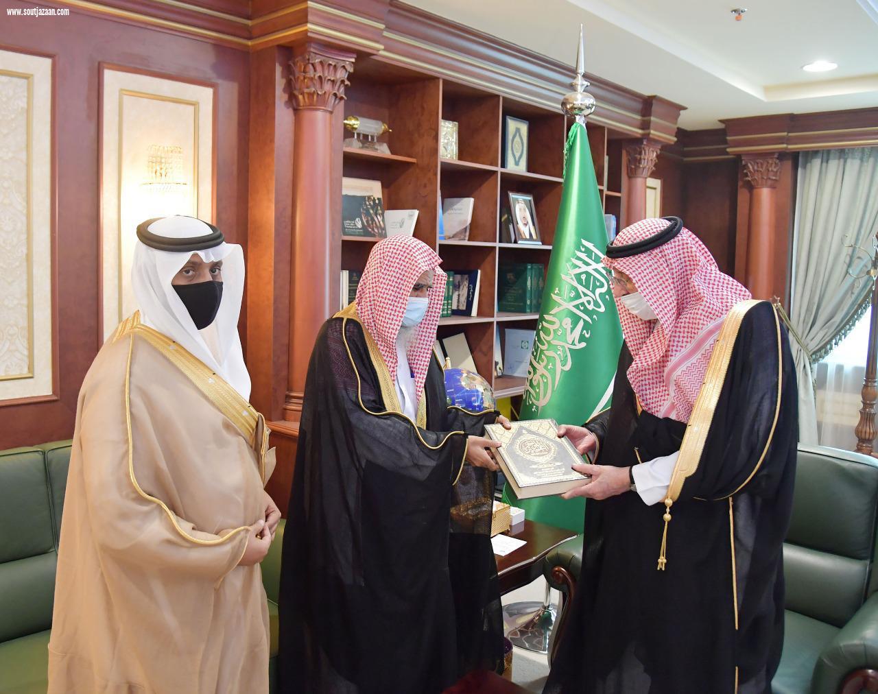 سمو أمير منطقة جازان يتسلم التقرير السنوي لفرع الرئاسة العامة للبحوث العلمية والإفتاء بالمنطقة