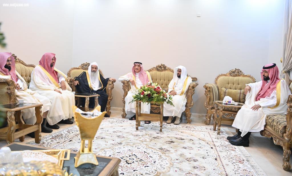 سمو أمير جازان يؤدي صلاة عيد الأضحى المبارك ويعايد عدداً من المشايخ واصحاب الفضيلة