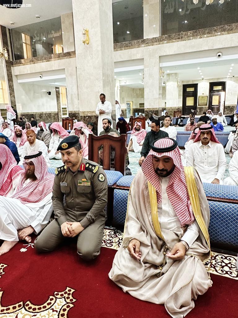 محافظ العيدابي الشهراني  يتقدم جموع المصلين في صلاة الاستسقاء