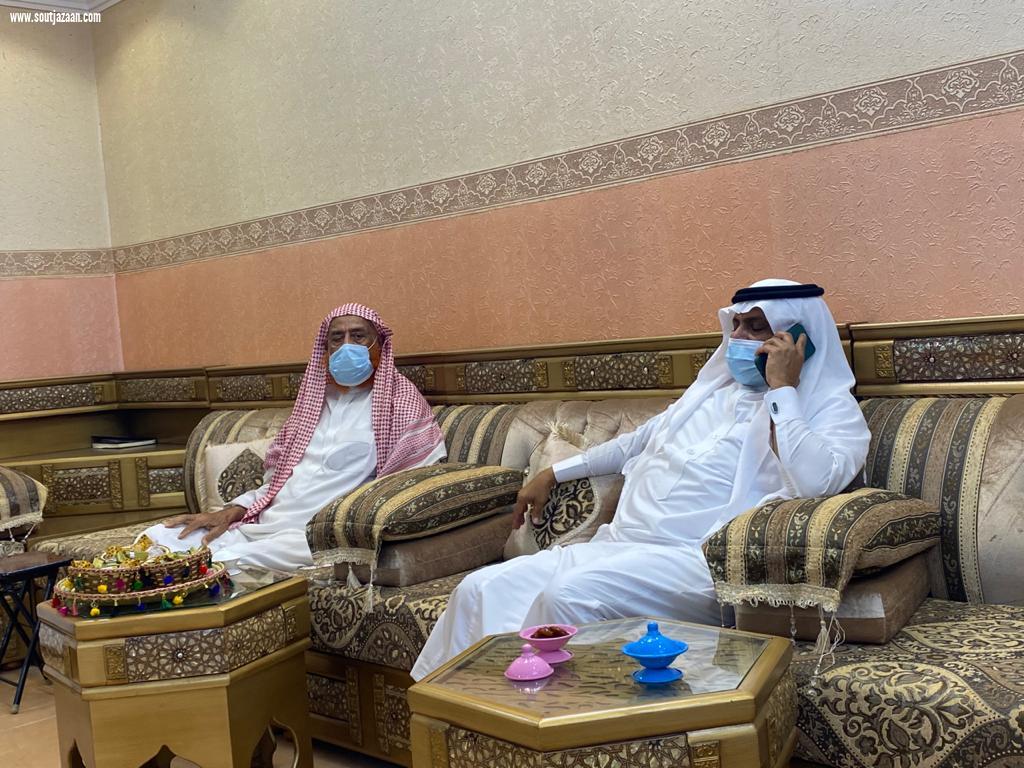 محافظ بيش يطمئن على صحة رئيس المجلس البلدي بالمحافظة