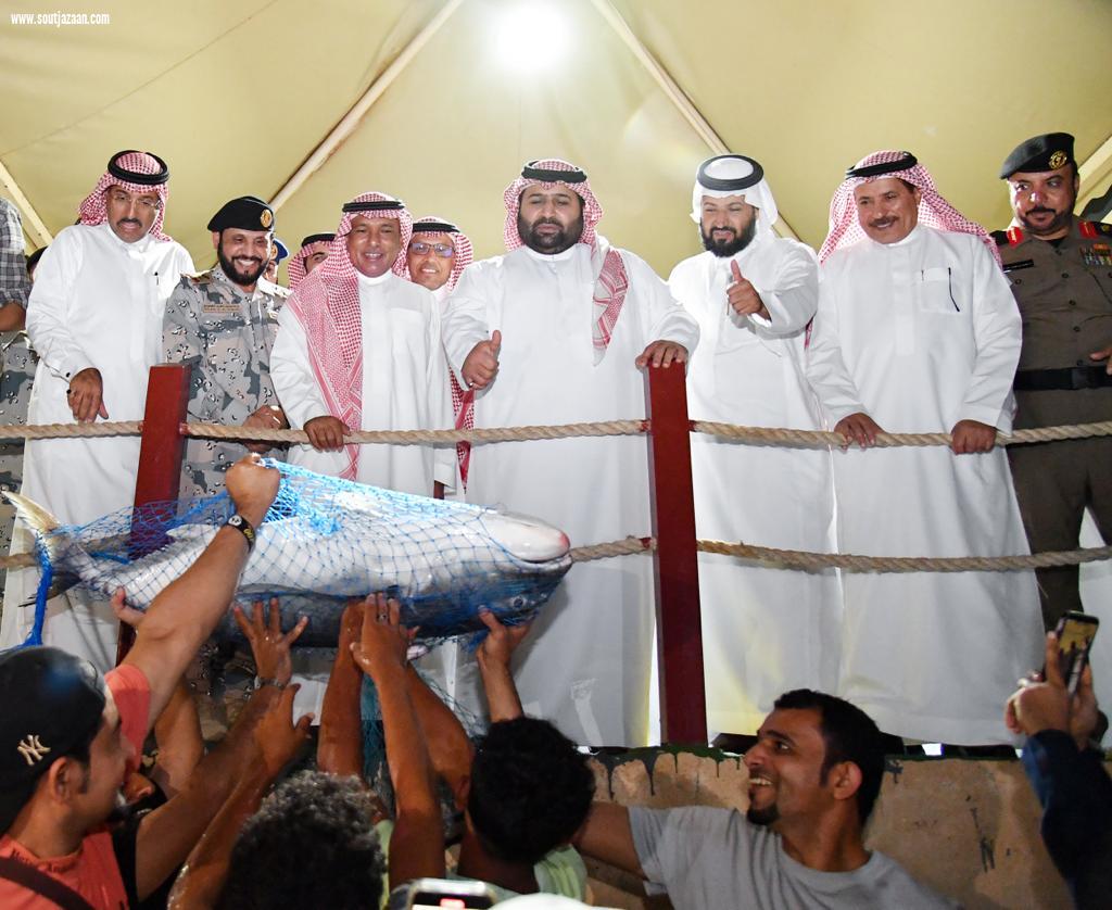 سموُّ الأميرِ محمد بن عبدالعزيز يشاركُ أهاليَ فرسان صيدَ سمك الحريد ويدشِّنُ عددًا من المشروعات بالمحافظة