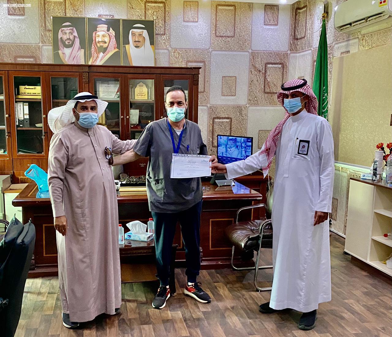 مدير ادارة الرعاية الصحية المنزليه بصحة جازان  يكرم “العاملين بقسم الرعايه المنزليه بالموسم