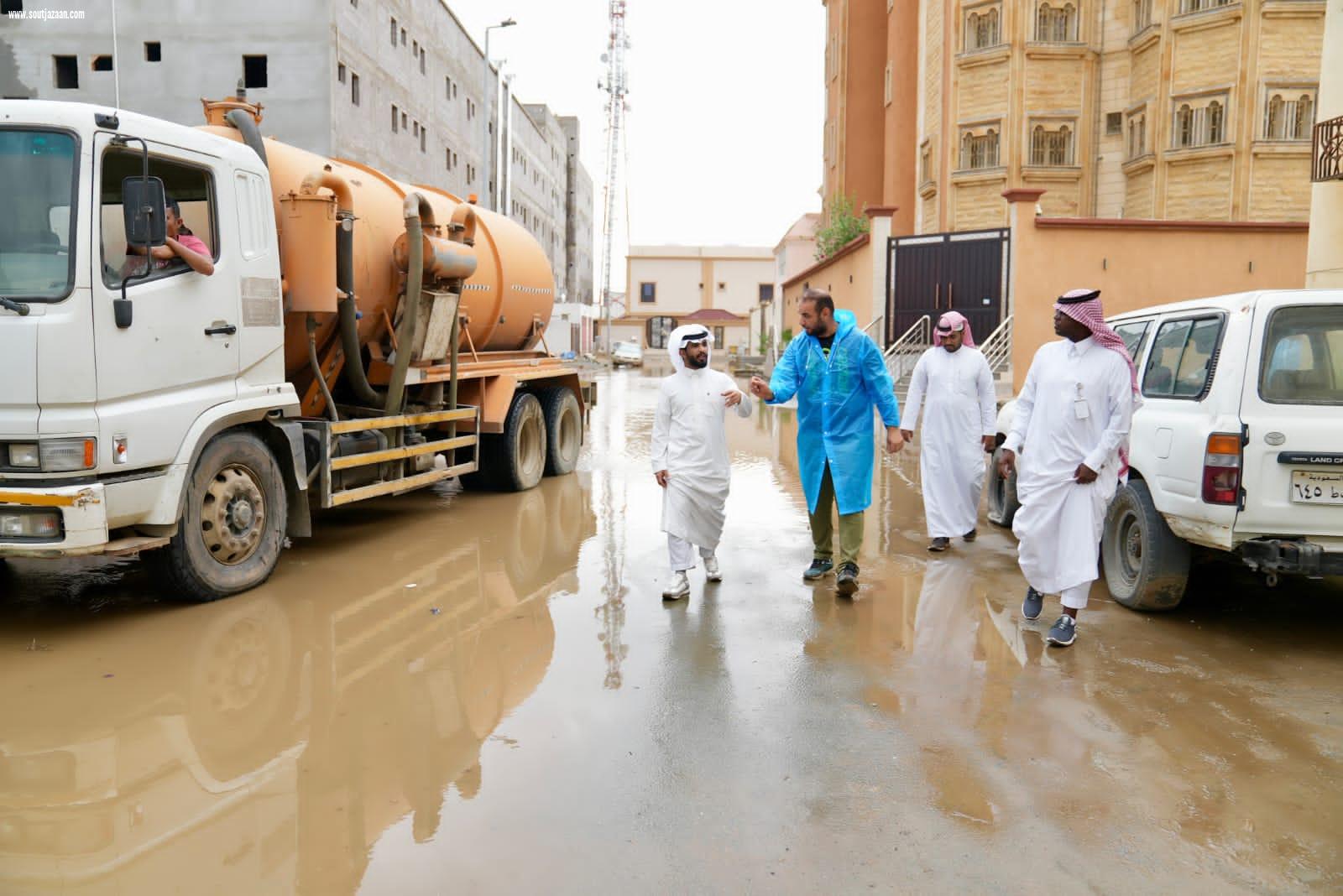 رئيس بلدية صبيا المكلف يتفقد مواقع تجمع مياه الأمطار بالمحافظة