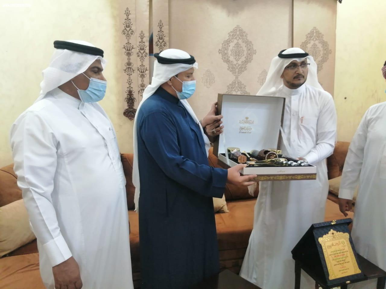 رئيس وأعضاء تنمية الطوال يكرمون مؤلف كتاب شخصيات من محافظة الطوال