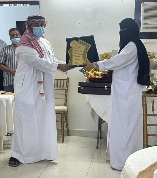 فاطمة الأمير : تقديرا لجهودهم في خدمة المرضى |  مركز غربي أبو عريش يكرم متقاعديه ومتميزيه