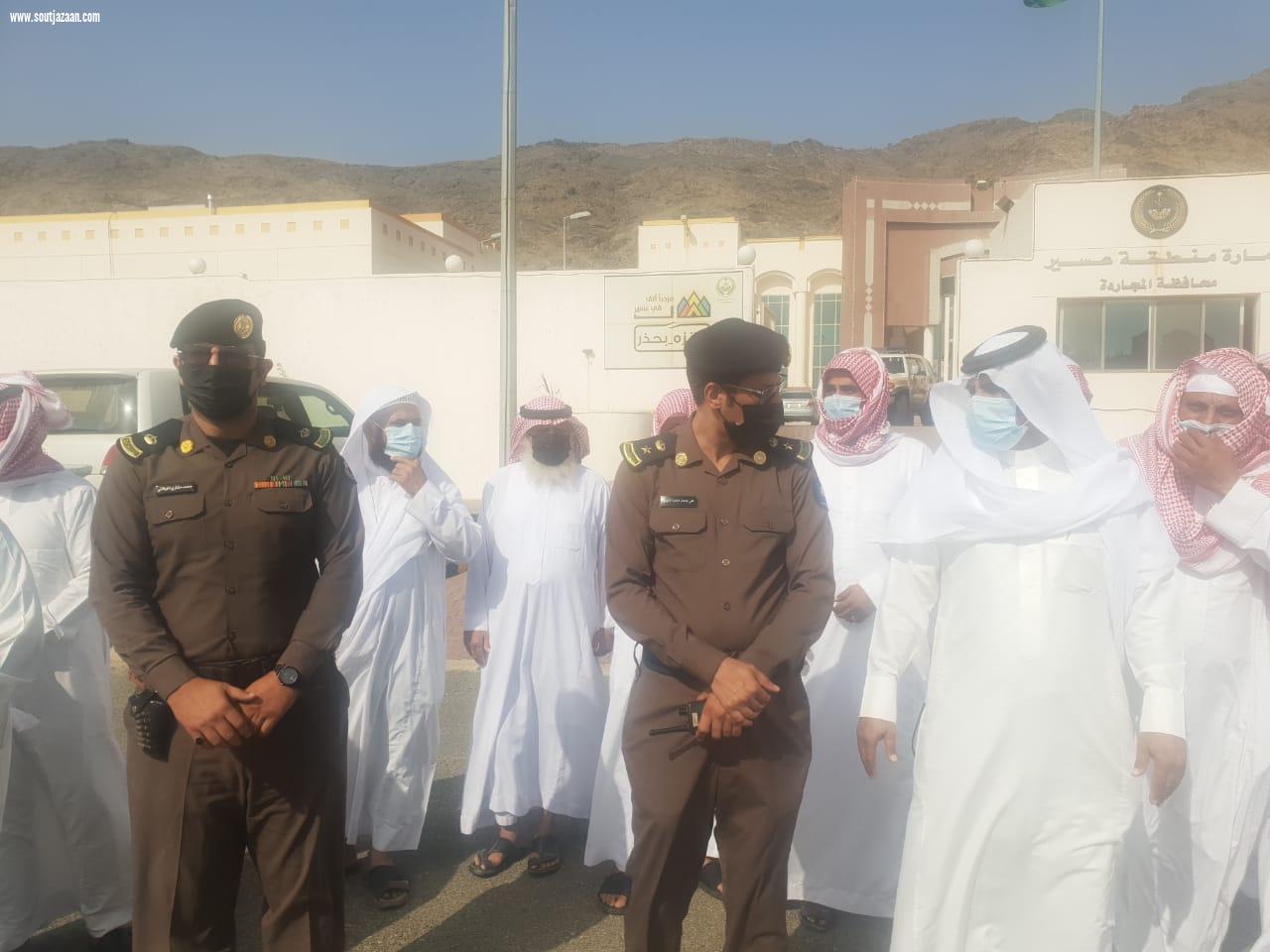 محافظ المجاردة يتقدم المصلين على جثمان شهيد الواجب الشهري وينقل تعازي القيادة الرشيدة لذويه 