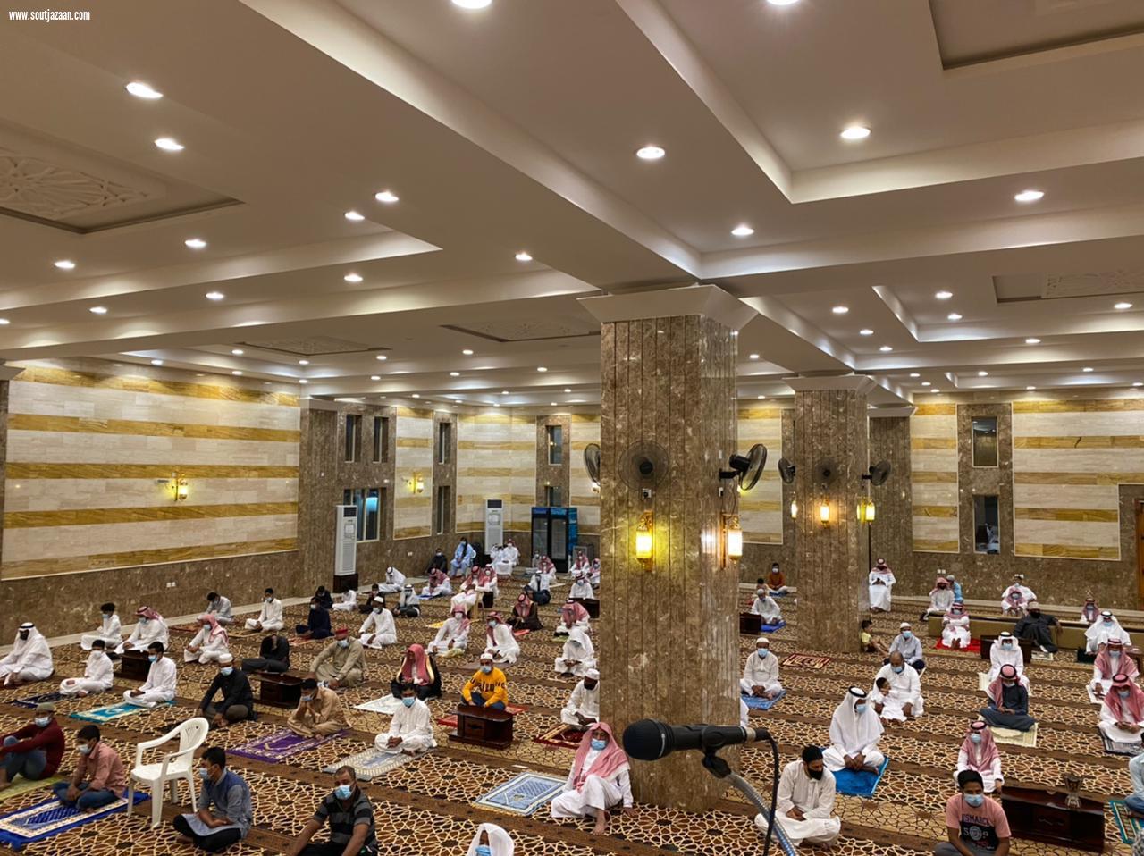 محافظ بيش يؤدي صلاة العيد مع جموع المصلين بجامع الفقيه ومفتي المنطقة يأم المصلين ويحثهم لأخذ لقاح فيروس كورونا 