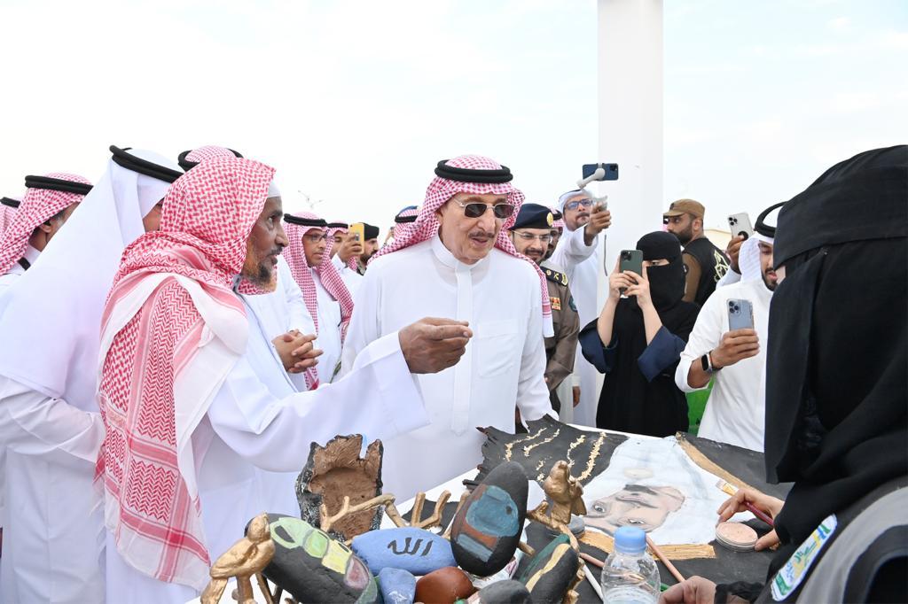سموُّ أميرِ جازان يزورُ محافظةَ بيش ويلتقى المشايخَ والأهالي