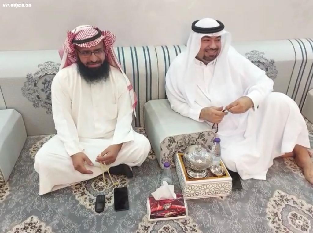 معلم ينجح في جمع اصدقاء الطفولة بعد 35 عاماً