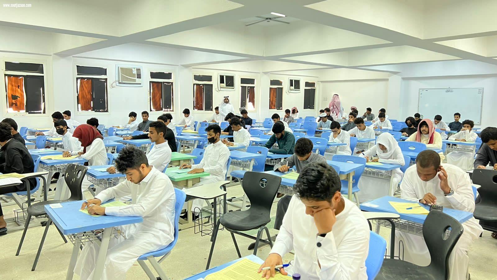 خلال جولته التفقدية في عدد من المدارس | مدير عام تعليم جازان يطمئن على سير اختبارات الفصل الدراسي الثالث