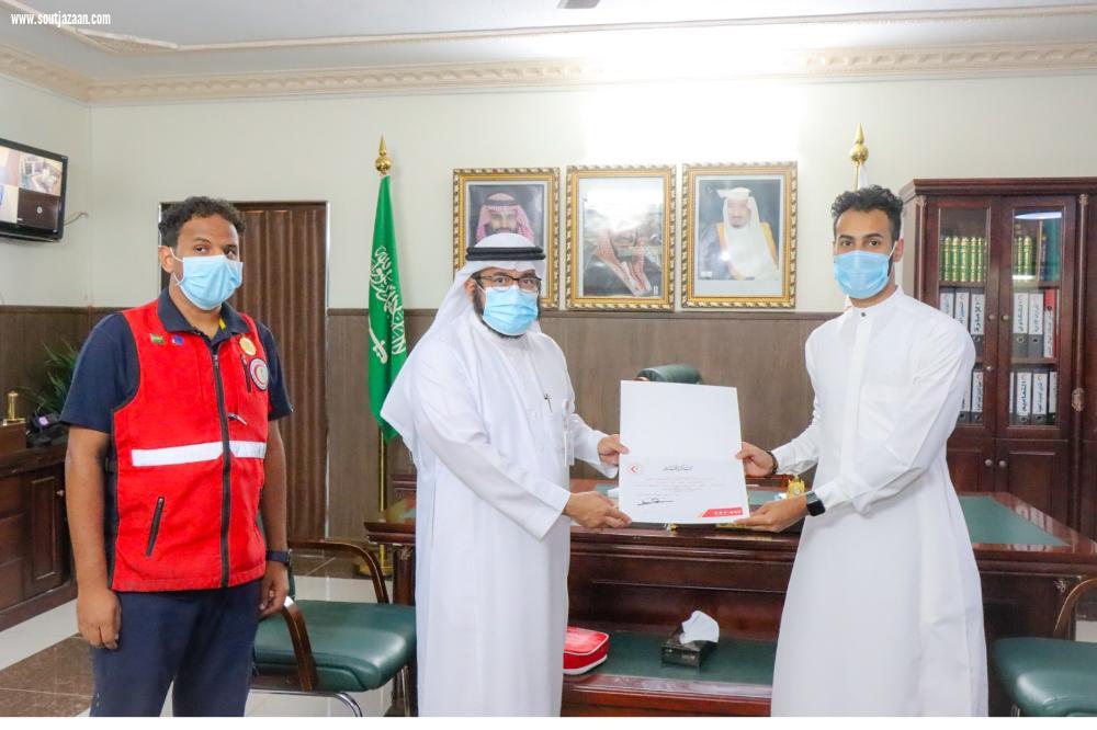 فرع هيئة الهلال الأحمر بجازان  تكرم الاخصائي عزي بقال  منقذ المصاب بوادي لجب 