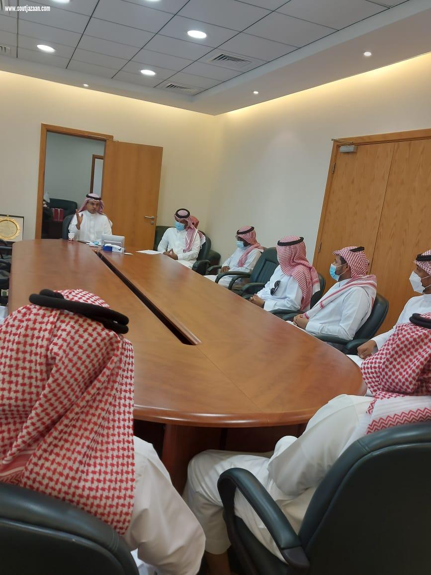 مديرعام فرع وزارة الموارد البشرية والتنمية الاجتماعية بجازان يعقد اجتماعا مع مراقبي ومراقبات الموارد البشرية والتنمية الاجتماعية