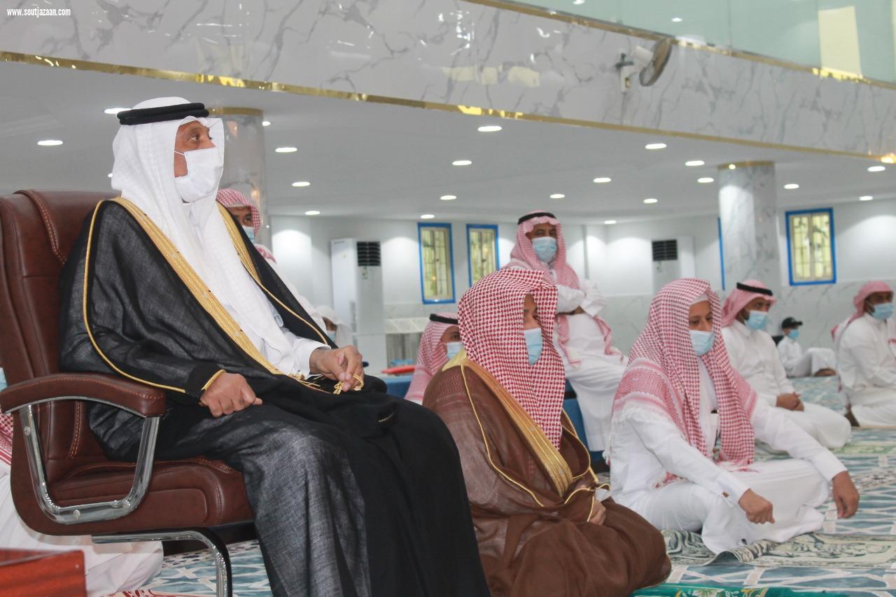 شدد على تطبيق الإجراءات الاحترازية بجوامع ومساجد المحافظة بتكلفة أكثر من خمسة ملايين ريال محافظ صامطة يفتتح جامع معاذ بن جبل رضي الله عنه 