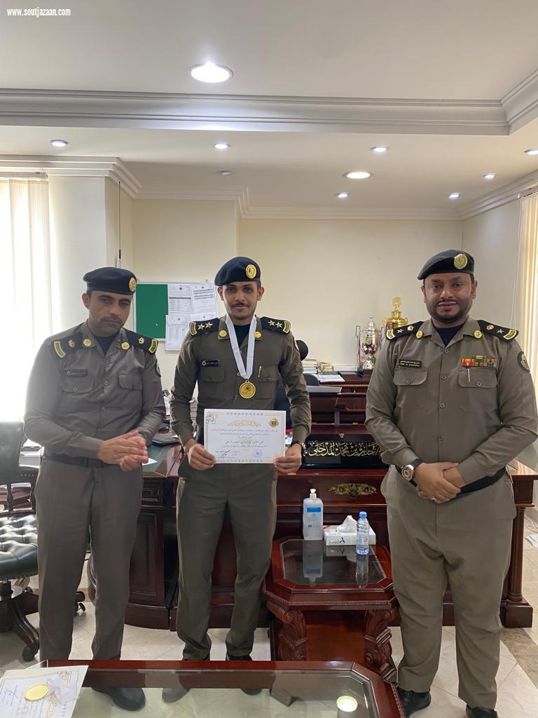مديرشرطة صامطة يكرم عددا من منسوبي الشرطة المتميزين في اداءعملهم