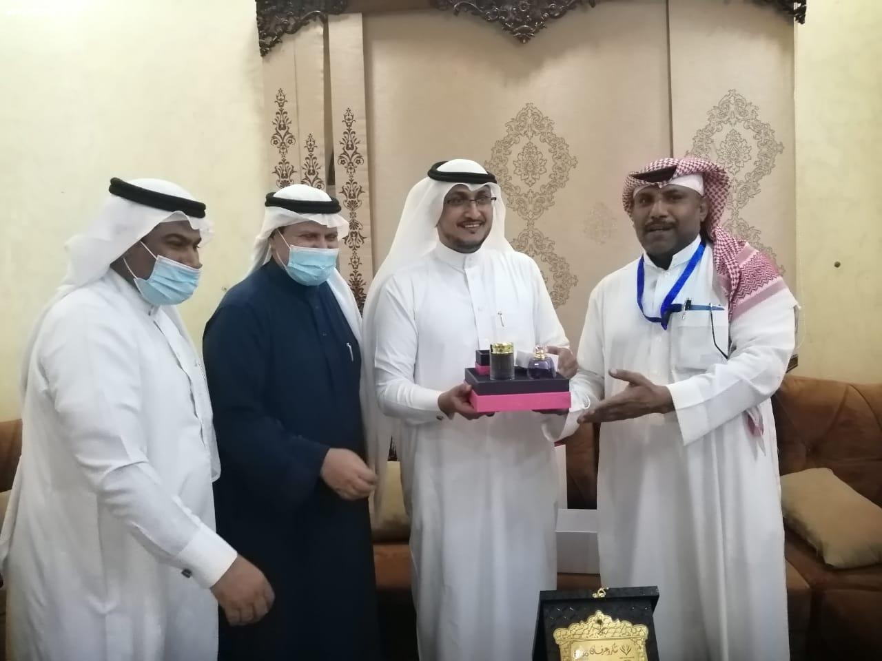 رئيس وأعضاء تنمية الطوال يكرمون مؤلف كتاب شخصيات من محافظة الطوال