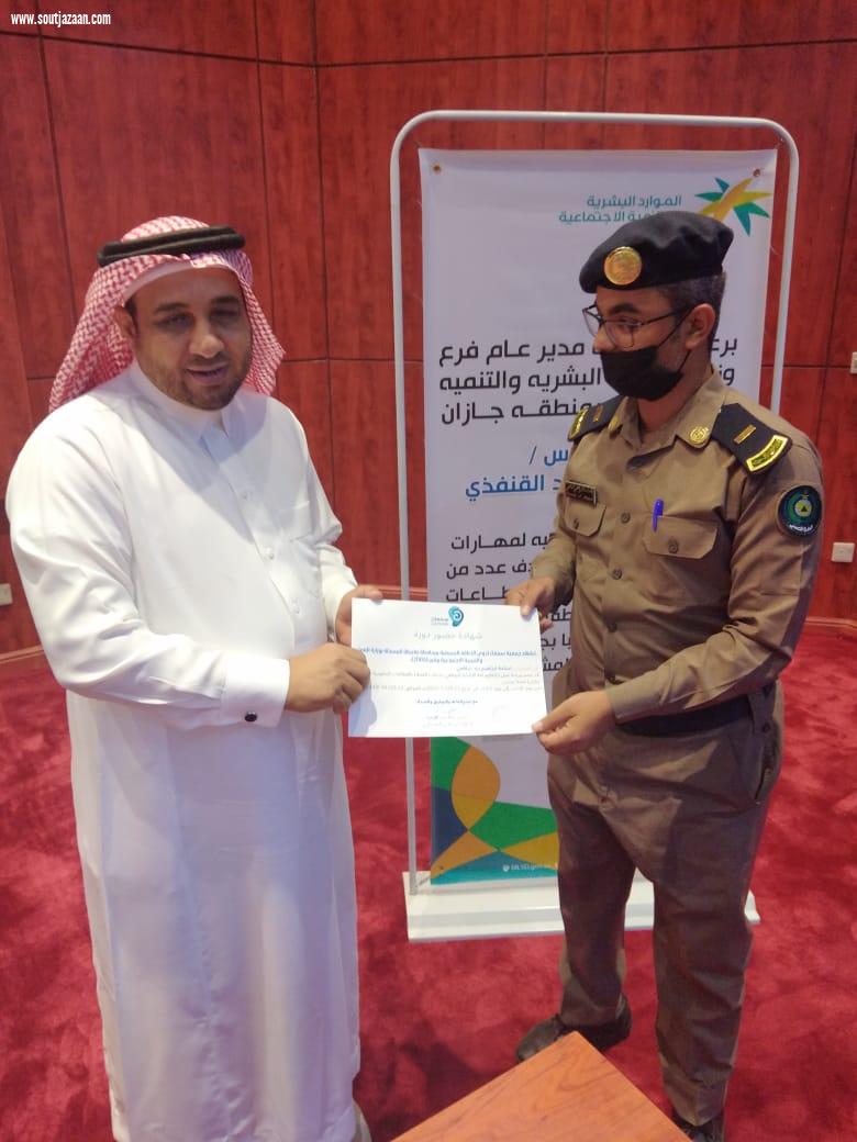 استهدفت موظفي وموظفات  العلاقات العامة بالقطاع الحكومي والخاص | مبادئ لغة الإشارة ورشة عمل بوحدة خدمات ذوي الاعاقة بجازان
