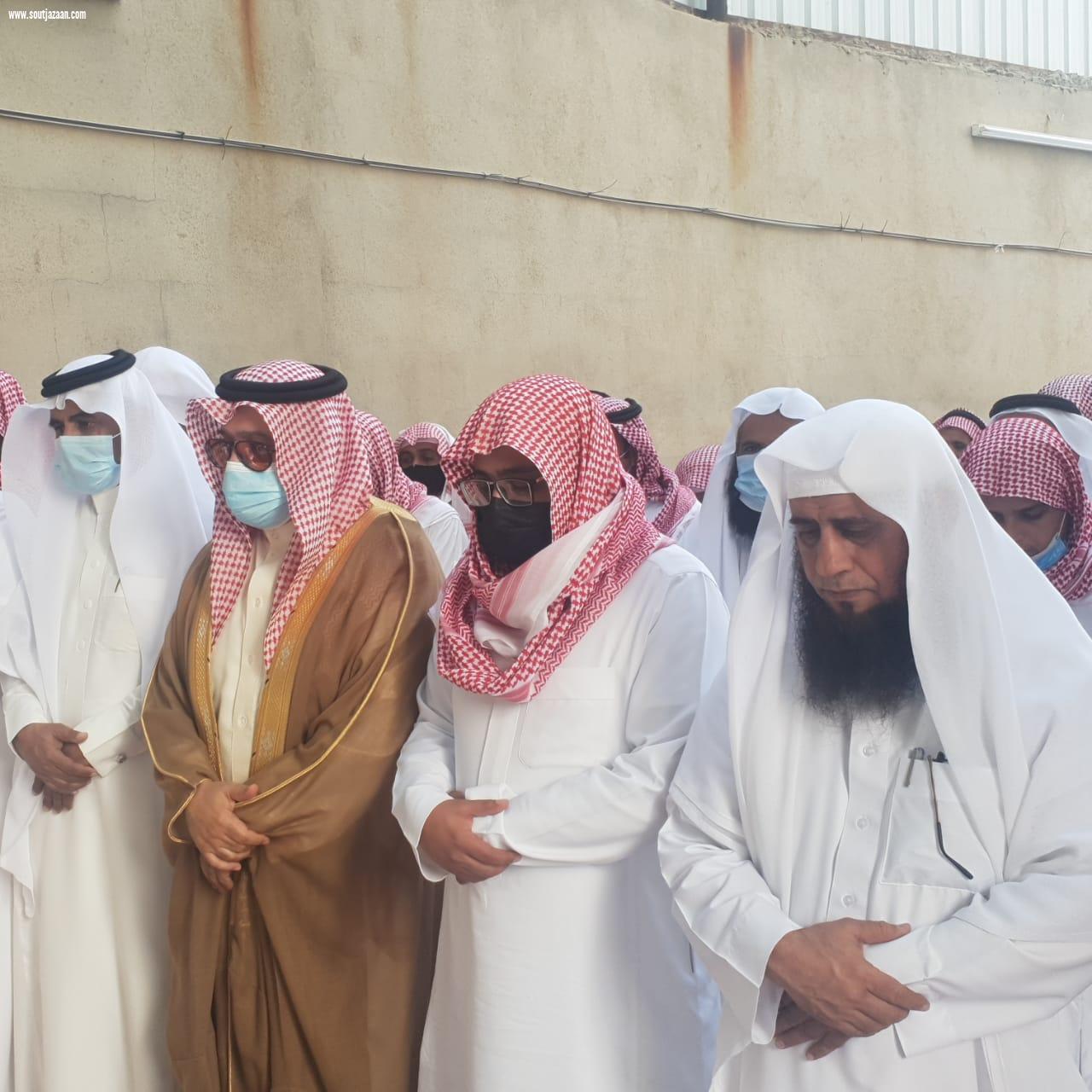 محافظ المجاردة يتقدم المصلين على جثمان شهيد الواجب الشهري وينقل تعازي القيادة الرشيدة لذويه 