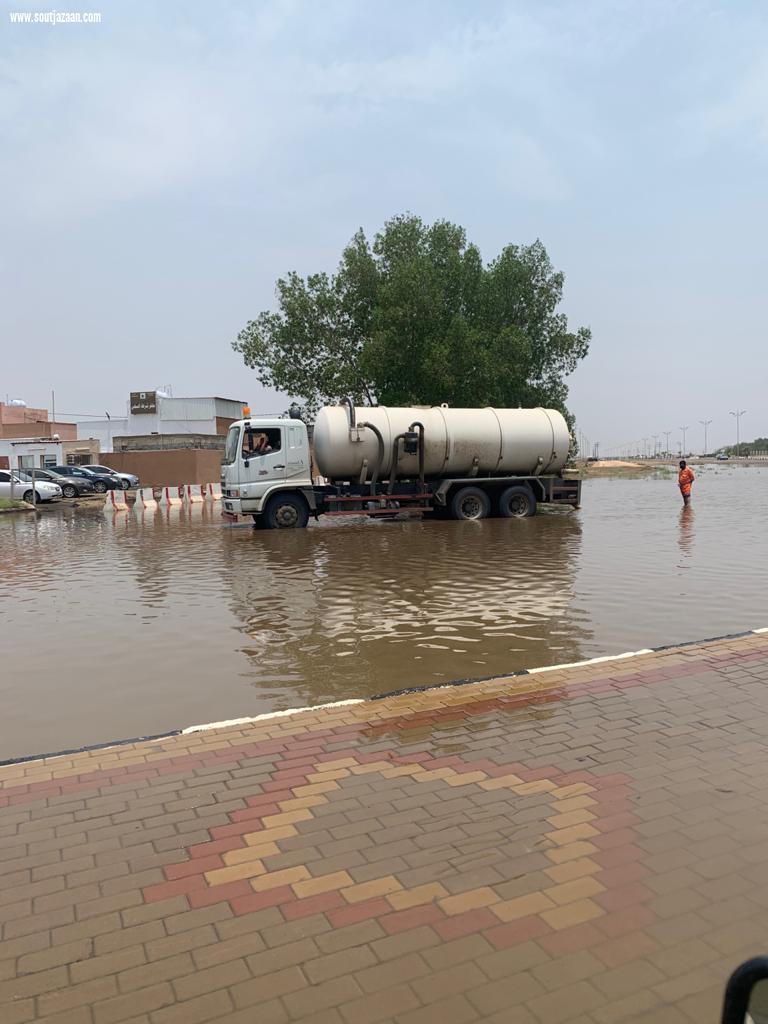 نزح وتصريف المياه وردم مستنقعات الشوارع والطرق والأحياء السكنية رئيس بلدية السهي يتابع تداعيات الأمطار بالمركز والقرى التابعة له