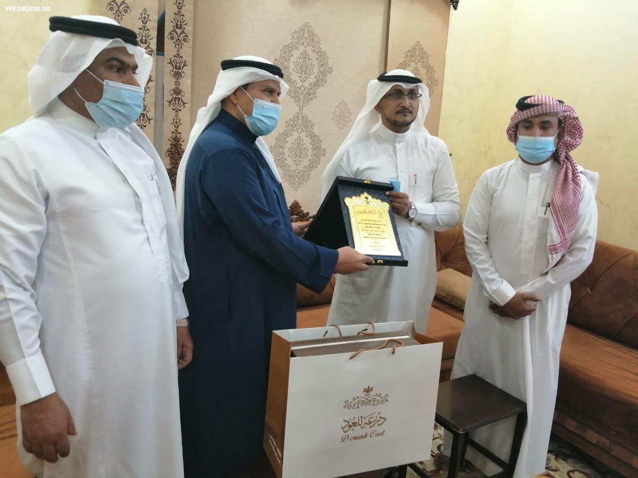 رئيس وأعضاء تنمية الطوال يكرمون مؤلف كتاب شخصيات من محافظة الطوال