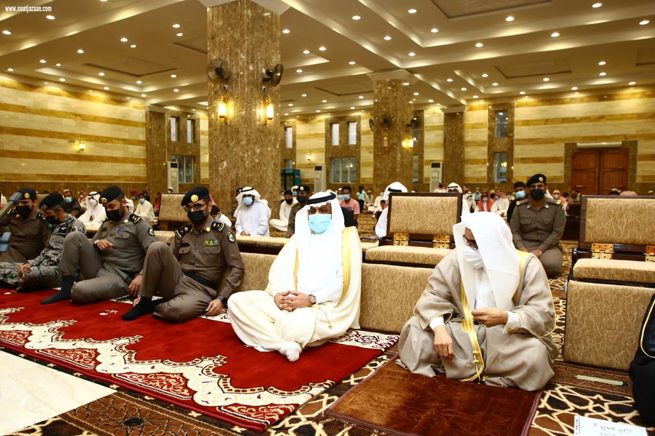 محافظ بيش يؤدي صلاة العيد مع جموع المصلين بجامع الفقيه ومفتي المنطقة يأم المصلين ويحثهم لأخذ لقاح فيروس كورونا 