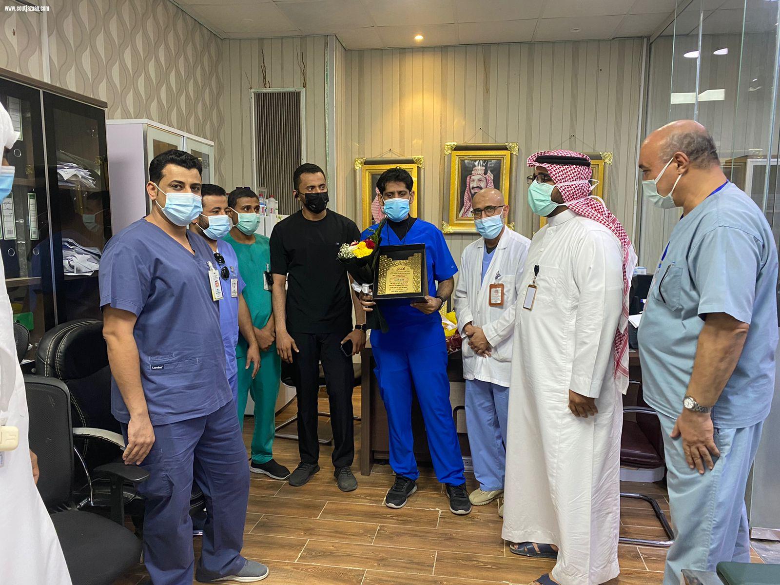 مدير مستشفى صامطة الدكتور الاحمري يكرم رؤوساءالاقسام المتميزة