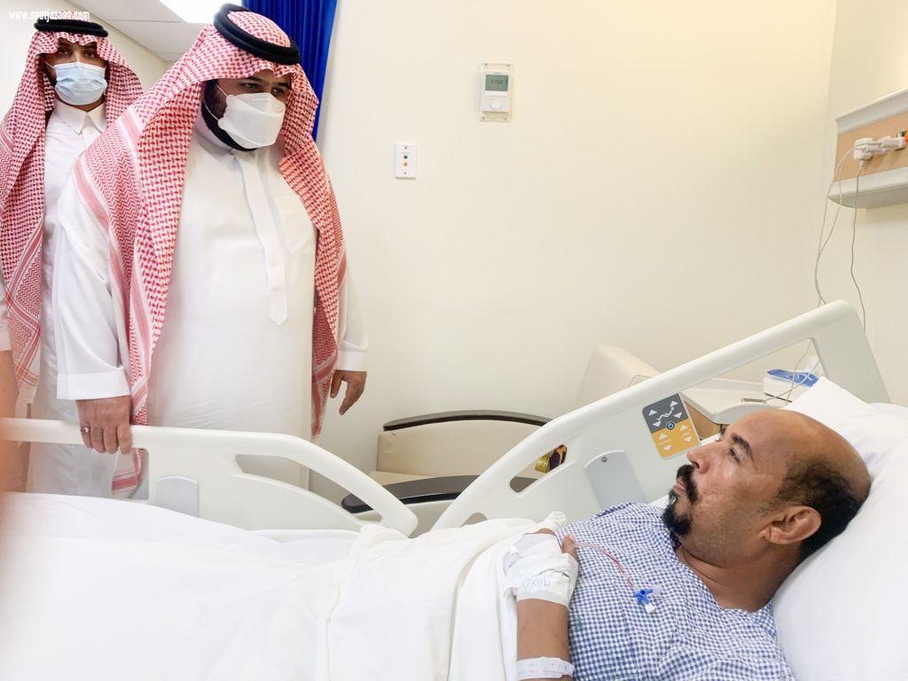 عاجل‬⁩ | سمو أمير منطقة جازان بالانابة يطمئن على صحة مصابي مطار الملك عبدالله بجازان