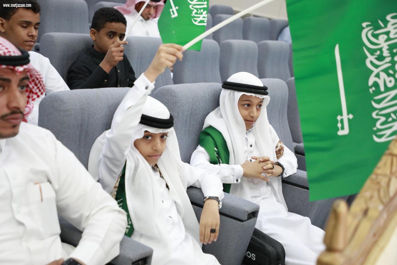 بهدف إدخال البهجة إلى قلوبهم ومشاركتهم أيام الوطن الخالدة | مدير عام تعليم جازان المكلف يكرم أبناء وبنات شهداء الواجب والمتوفين من منسوبي التعليم المتوفين في احتفالات اليوم الوطني الـ92
