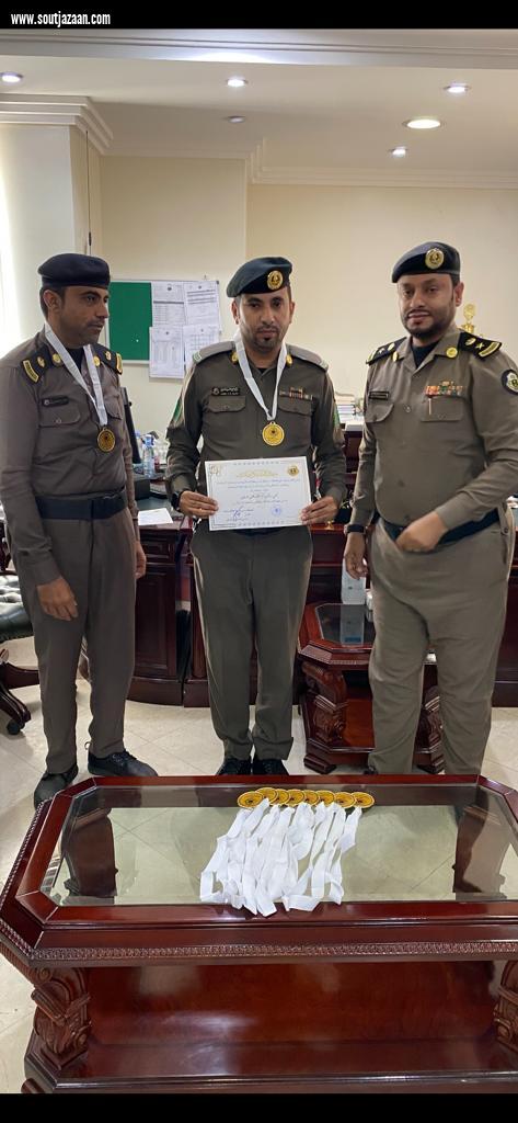 مديرشرطة صامطة يكرم عددا من منسوبي الشرطة المتميزين في اداءعملهم