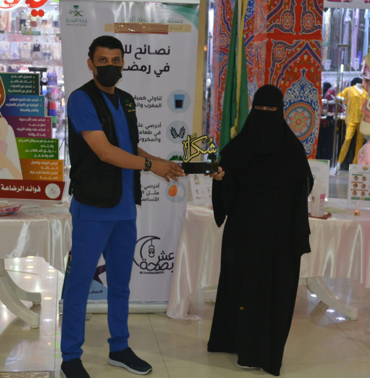 مطويات ومنشورات تثقيفية ومجسمات للشرح عن الأوضاع الصحيحة للإرضاع مستشفى صامطة العام ينظم فعالية توعوية حول أهمية الرضاعة الطبيعية