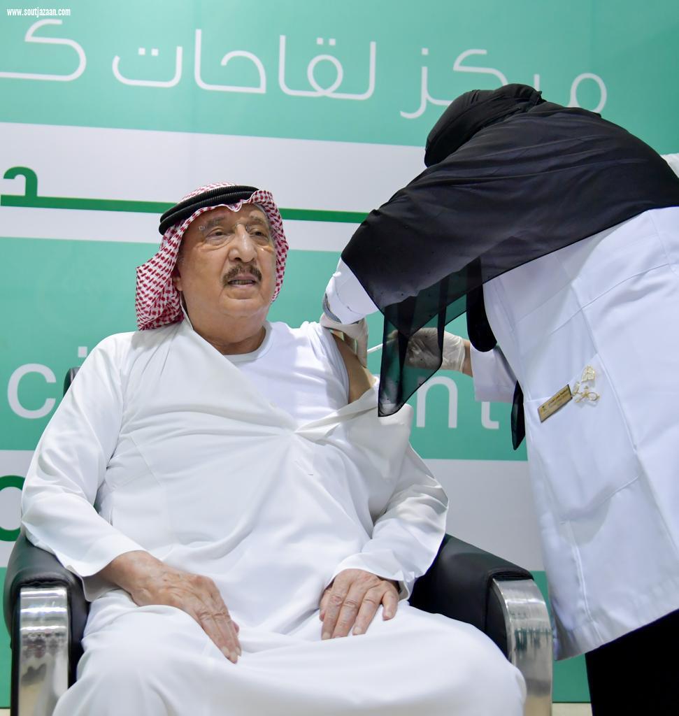 سمو أمير جازان يفتتح مركز لقاحات كورونا بالمنطقة ويتلقى الجرعة الأولى 