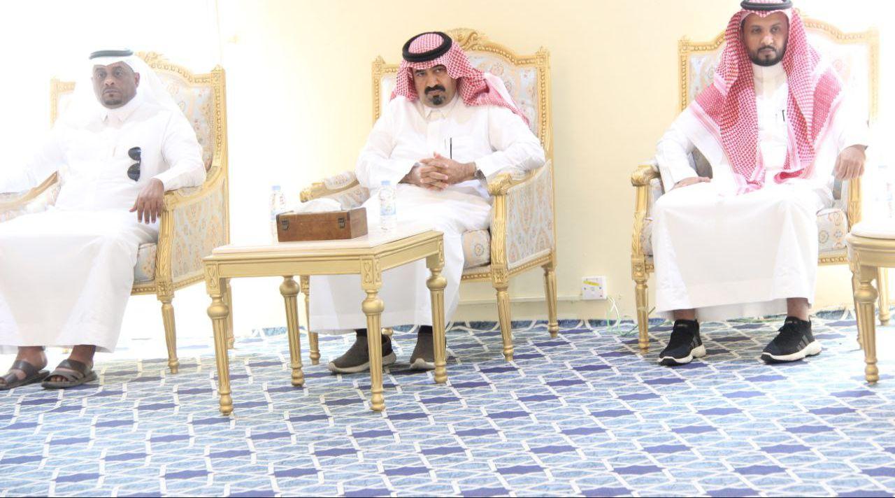 محافظ بيش يتباحث مع الرياضيين طرق تطوير الرياضة بالمحافظة
