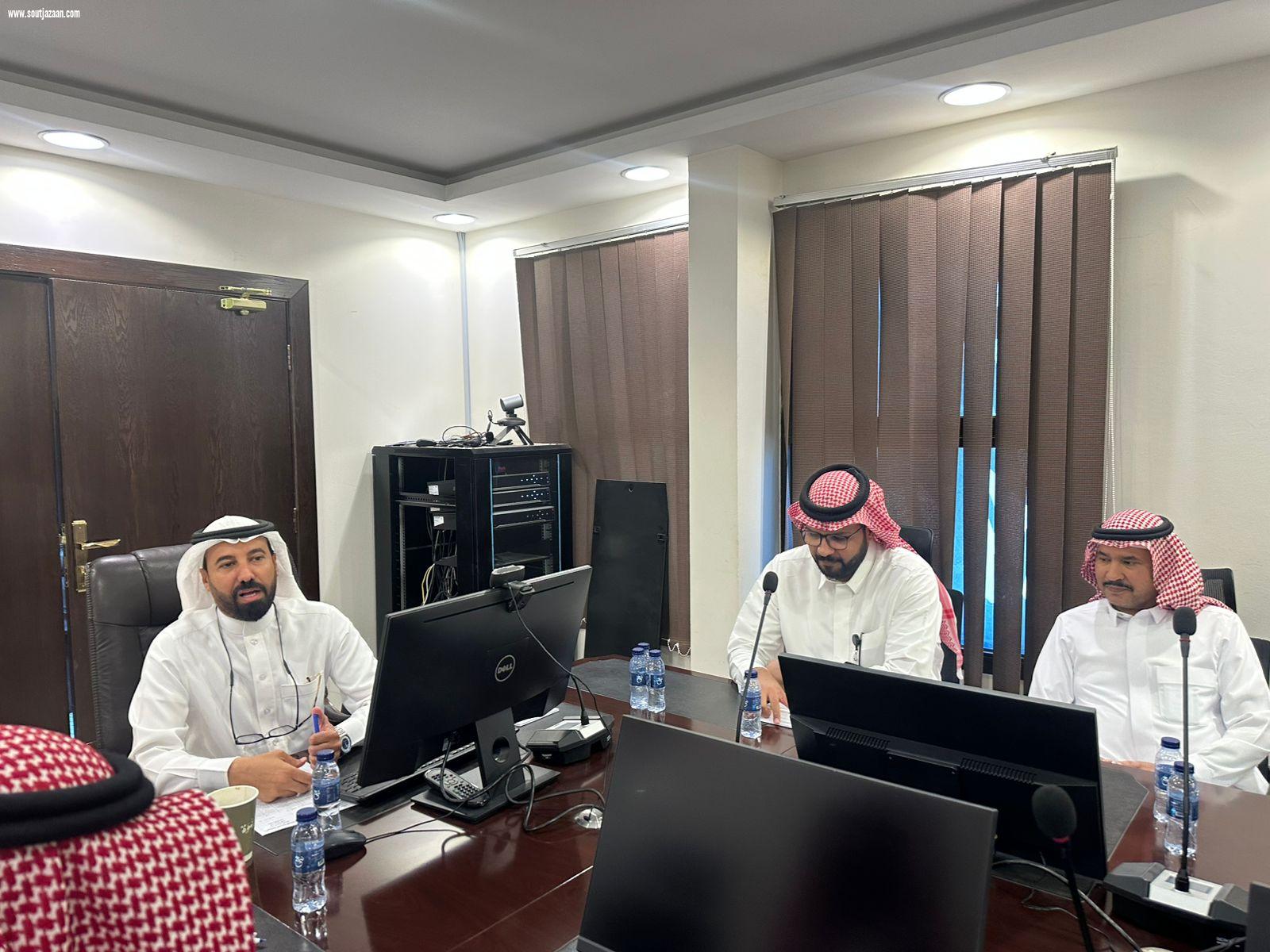 رئيس بلدية صوير يعقد اللقاء الأول بمديري الإدارات فيها