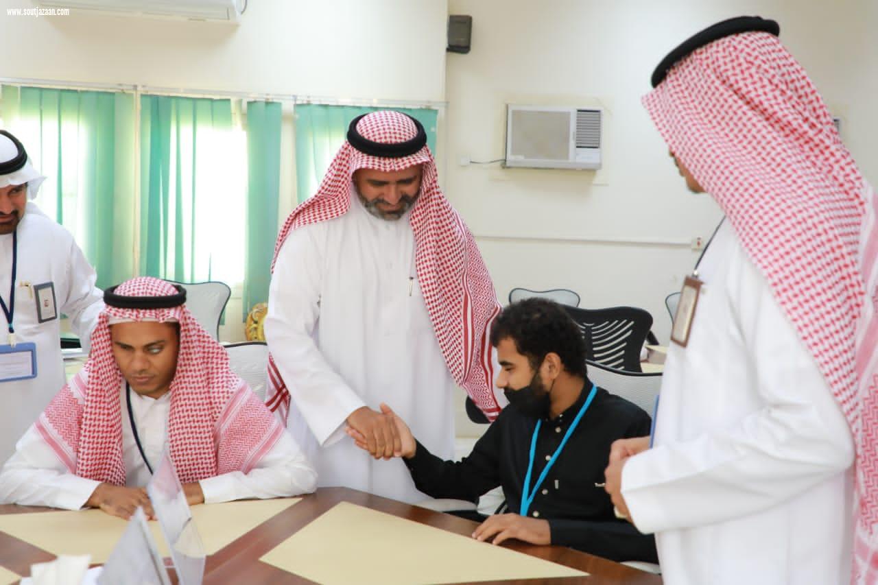 بمشاركة أكثر من 50 طالبا | مساعد مدير عام تعليم جازان للشؤون التعليمية يرعى التصفيات الختامية لمسابقة القرآن الكريم وتجويده الرمضانية للطلاب المكفوفين