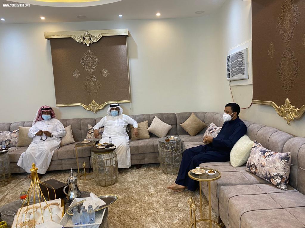 محافظ بيش يطمئن على صحة رئيس المجلس البلدي بالمحافظة