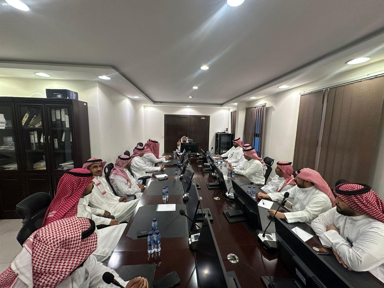 رئيس بلدية صوير يعقد اللقاء الأول بمديري الإدارات فيها
