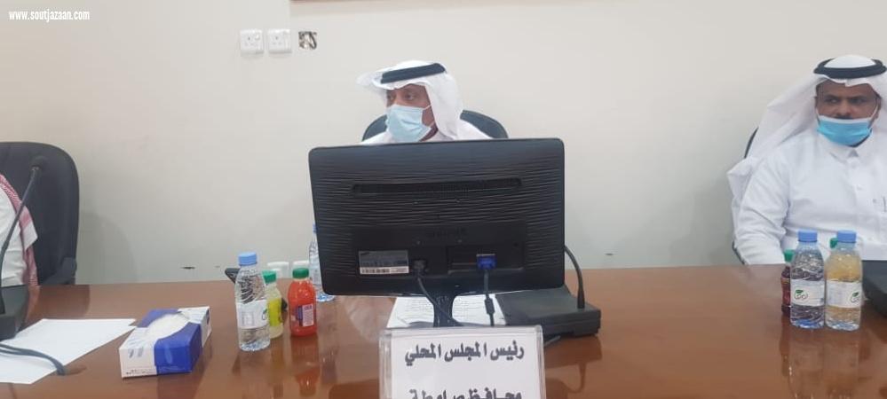 في دورته الثالثة للعام 1442هـ محافظ صامطة يرأس اجتماع المجلس المحلي ويناقش احتياجات المحافظة