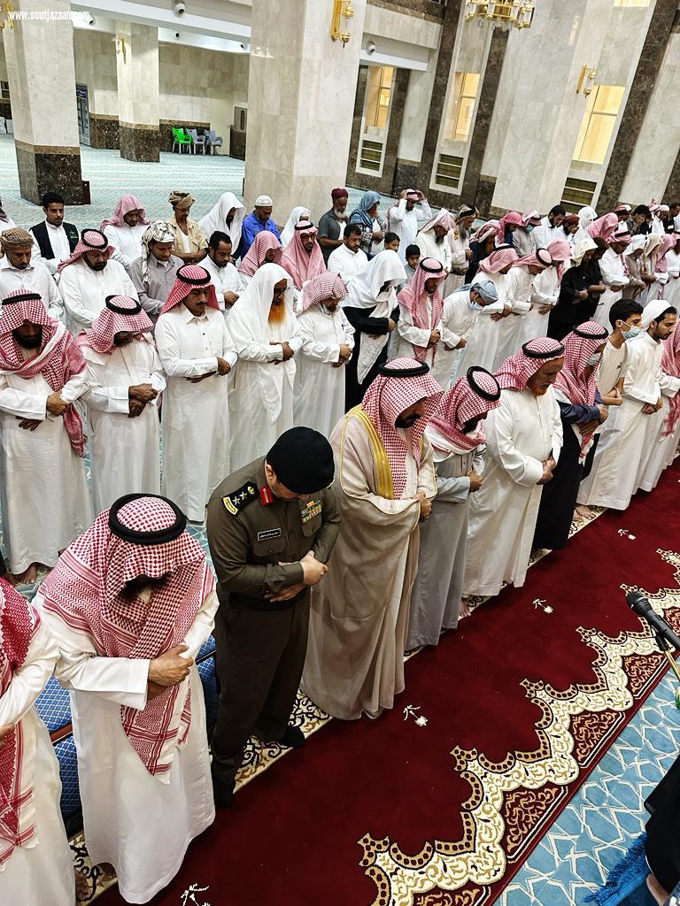 محافظ العيدابي الشهراني  يتقدم جموع المصلين في صلاة الاستسقاء