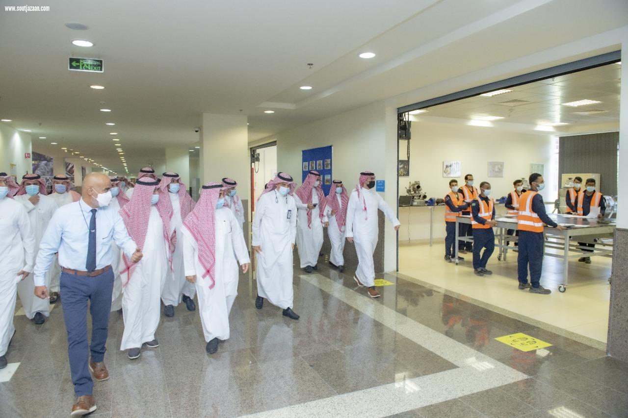 الكلية التقنية العالمية لعلوم الطيران بالرياض تستضيف إجتماع رئيس هيئة الطيران المدني بمحافظ التدريب التقني*