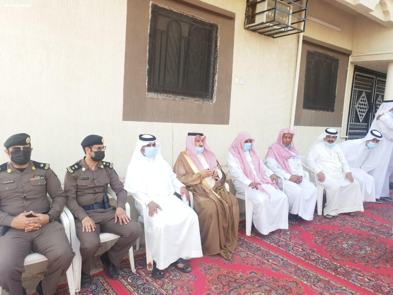 محافظ المجاردة يتقدم المصلين على جثمان شهيد الواجب الشهري وينقل تعازي القيادة الرشيدة لذويه 