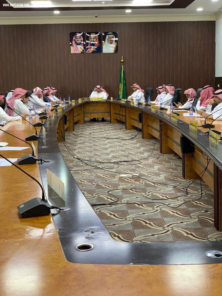 محافظ بيش يترأس جلسة المجلس المحلي في دورته الثانية للعام ٢٠٢٣ م  